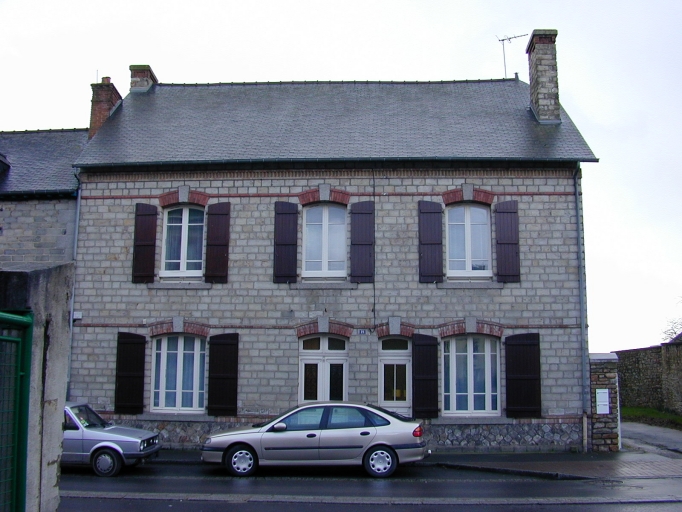 Vue générale : façade nord ; 21 rue de Rennes : maison à boutique (?), 1er quart 20e siècle