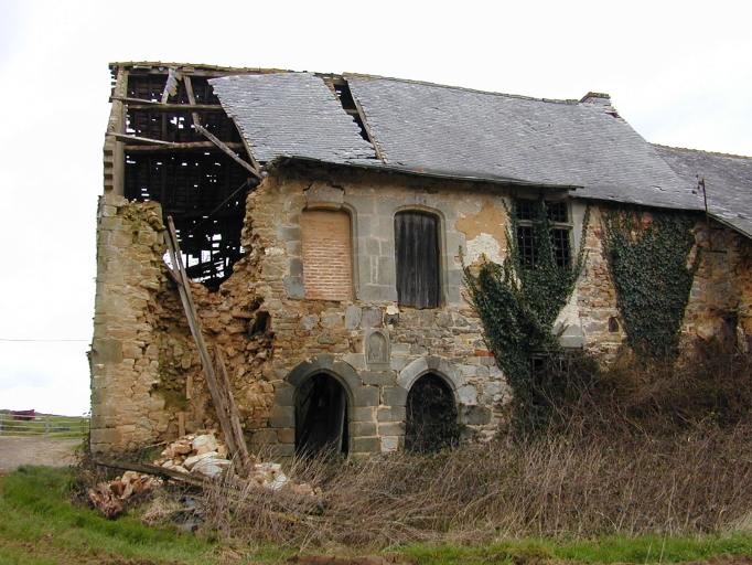 Vue générale : façade sud-est ; Vue générale : façade sud-est de l'ancien logis, 16e siècle ; Les vestiges de l'ancien manoir du Feu, 1er quart 16e siècle