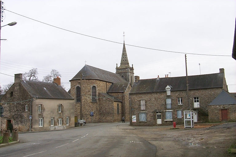 Vue de situation ouest ; Edifice à droite sur l'image : vue de situation ouest ; Église paroissiale Saint-Jean-Baptiste, place de l'Eglise (Ercé-près-Liffré) - Vue de situation ouest