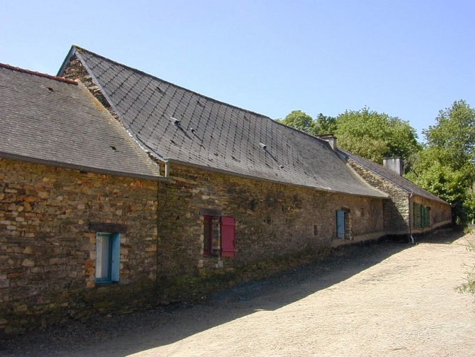 Vue générale nord de l'alignement de dépendances agricoles remontant au 18e siècle ; Vue générale : façade nord