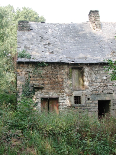 Vue générale est ; Le logement contigu daté 1622, déclassé en dépendance agricole au 19e siècle