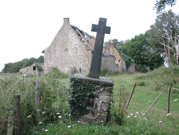 Vue générale sud de la croix ; au second plan, les ruines 17e ou 18e du Haut Quilien ; Croix palis de schiste du Haut Quilien datée 1808