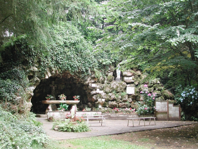 Vue générale sud de la grotte ; L'ensemble cultuel de la Grotte