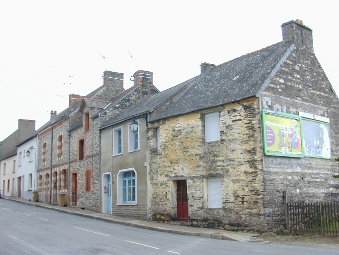 La maison au premier plan, en bout d'alignement : vue de situation nord-ouest ; La maison, seconde à partir de la droite sur l'image : vue de situation nord-ouest ; Vue générale nord-ouest