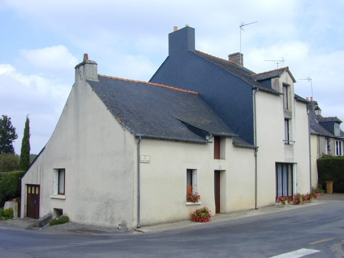 Vue générale sud-ouest ; Maison au premier plan sur l'iumage : vue de situation sud-ouest