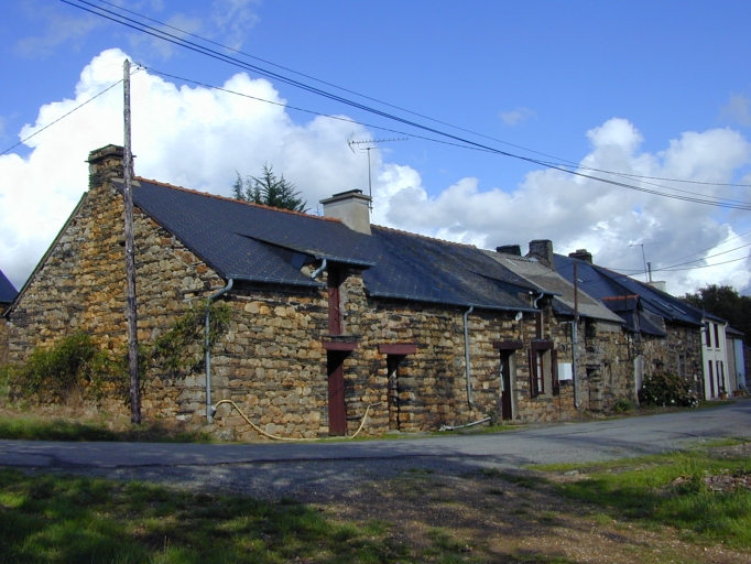 La maison au premier plan sur l'image : vue de situation sud-ouest ; Vue générale sud-ouest