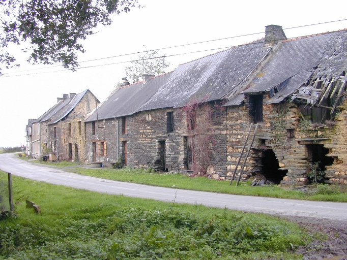Le principal alignement du hameau : vue partielle sud-est ; Partie ouest : vue générale sud-est ; Edifice au premier plan sur l'image : vue de situation sud-est
