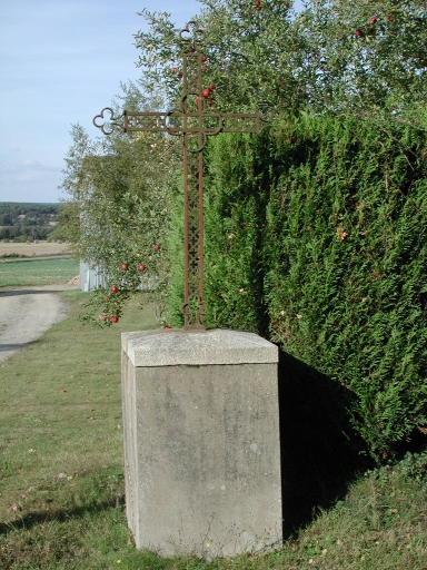 Vue générale sud ; La croix autrefois située au sommet de la chapelle Sainte-Marie