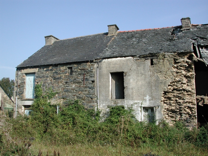 Vue générale sud : logis à gauche de l'image ; Vue générale sud : logis à droite de l'image