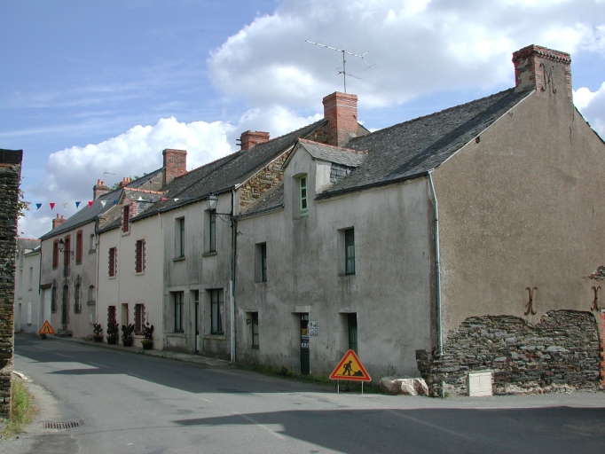 Vue générale nord ouest ; Grande Rue ; alignement d'ouvrages remaniés