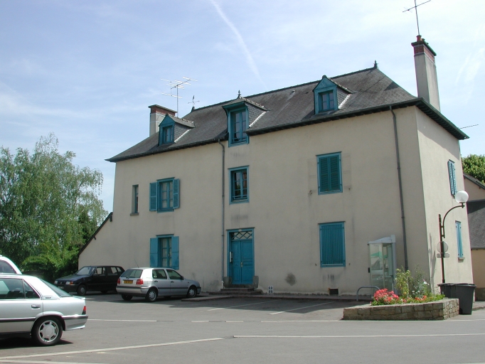 Vue générale de la façade, place de l'Eglise ; 2 place de l'Eglise ; Maison, 2 place de l'Eglise