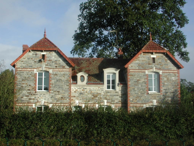 Vue générale de la façade arrière donnant sur la voie de chemin de fer ; Maison, la Charbonnière