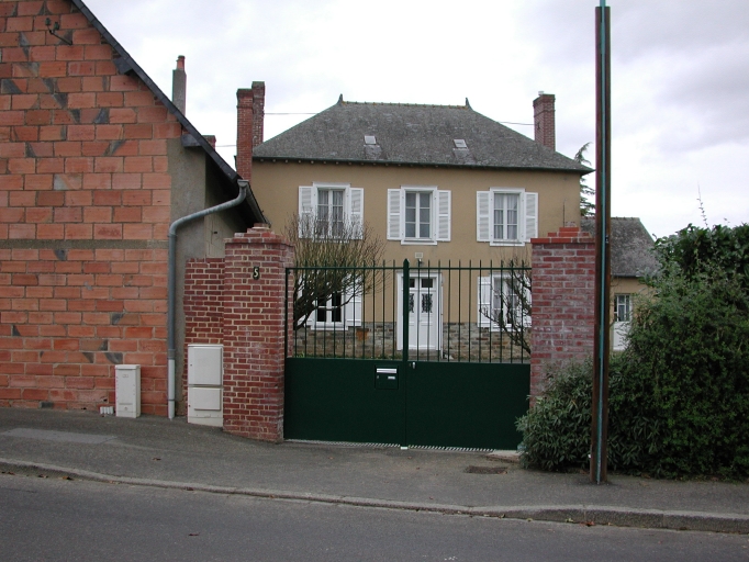 Vue générale ; Le bourg, maison de notable, 5 rue de la Métairie