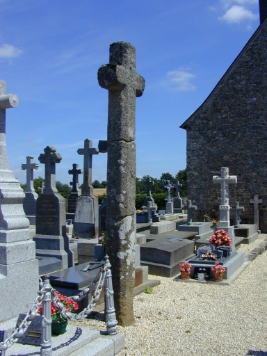 Le bourg, la croix du cimetière: vue générale sud-ouest ; Vue générale sud-ouest