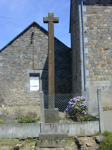 La Rue du Pont, croix de mathurin Martel : vue générale sud ; Vue générale sud ; Le bourg, croix votive de Mathurin Martel datée 1867 : vue générale sud