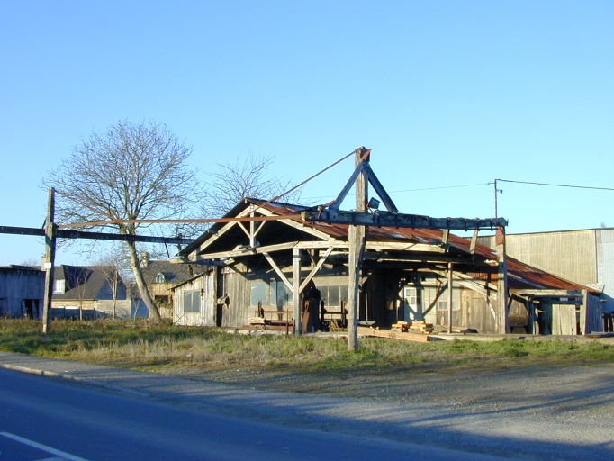 Le bourg, scierie : vue générale sud-ouest  ; Vue générale sud-est