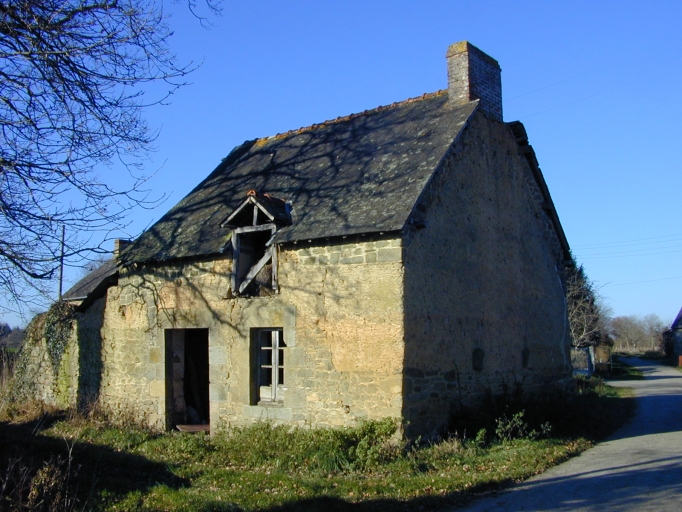 Vue générale sud-est ; Bas Chenillé, maison en terre du XIXe siècle : vue générale sud-est