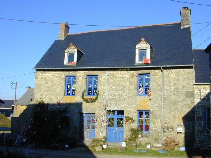 Chenillé, maison de maître : vue générale sud ; Vue générale sud-est ; Chenillé, maison du XVIIIe siècle : vue générale sud