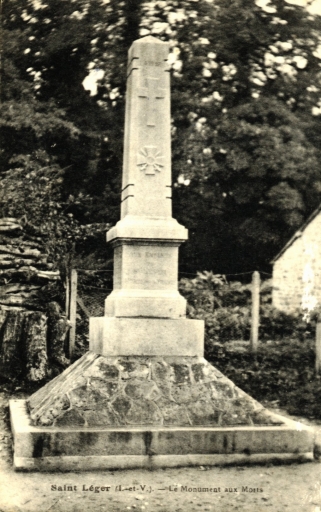 Le monument aux morts sur une carte postale de l'Entre deux guerres : vue générale nord-ouest