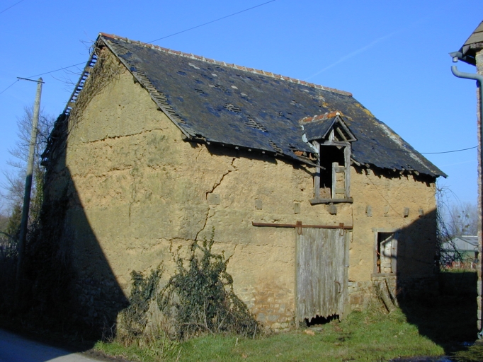 Vue générale sud-ouest ; La Ville Marie, grange en terre : vue générale sud-ouest