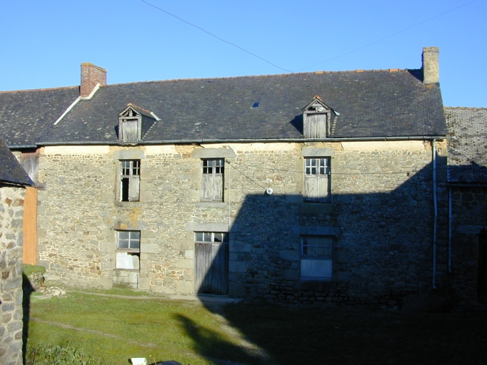 Le logis : vue générale sud ; La Croix, grand logis de ferme du XVIIIe siècle : vue générale sud