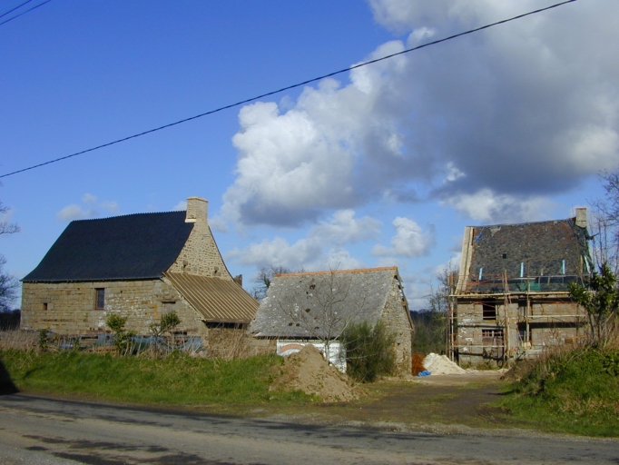 Les plus anciennes maisons du hameau : vue de situation sud-ouest ; Edifice à droite sur l'image : vue de situation ouest ; Edifice à gauche sur l'image : vue de situation sud-ouest