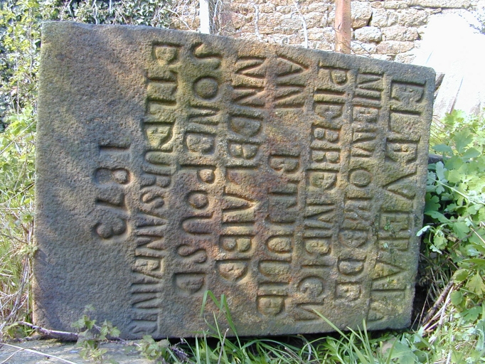 L'inscription gravée sur le socle : détail
