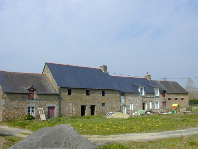 Le principal alignement du hameau : vue générale sud-ouest ; Vue générale sud-ouest ; Les Chaises : alignement composite de logis