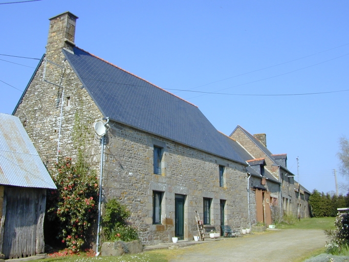 Vue générale sud-est ; Launay Foucré : alignement de deux fermes