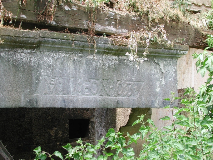 Inscription sur linteau de la cheminée sur pignon ouest