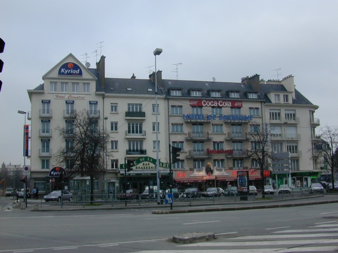 Vue de situation, hôtel à droite de l'image ; Vue de situation, hôtel à gauche de l'image ; Vue de situation, immeuble au centre de l'image