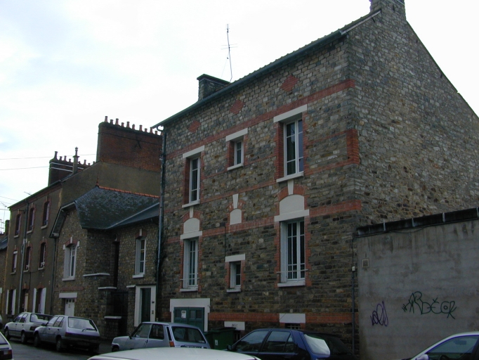 Vue de situation, maison au premier plan ; Maisons, 2, 4 et 8 rue Isaac René Guy Le Chapelier