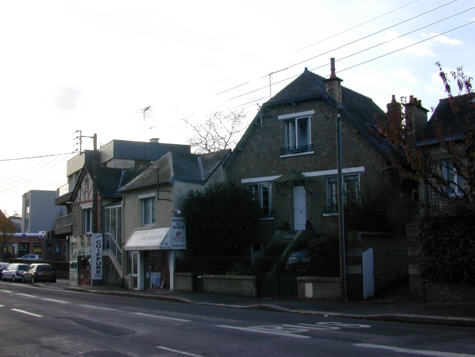Vue de situation, maison à boutique à gauche de l'image