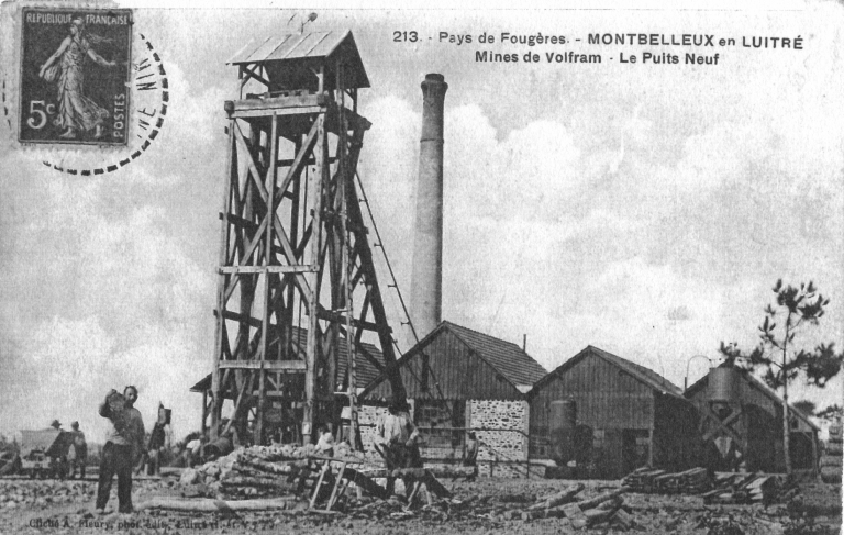 Carte postale ancienne : chevalement en bois et cheminée d'usine en briques.