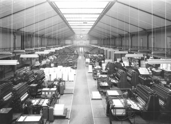 Grand atelier des presses : vue intérieure avec des presses offset au premier plan, et du matériel typo placé au fond.