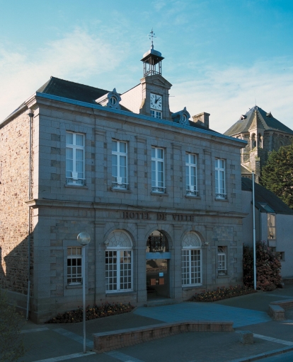 L'ancienne mairie-halle-justice de paix construite sur les plans de l'architecte Tiran, 1887 ; Vue générale nord ; L'ancienne mairie, 1887