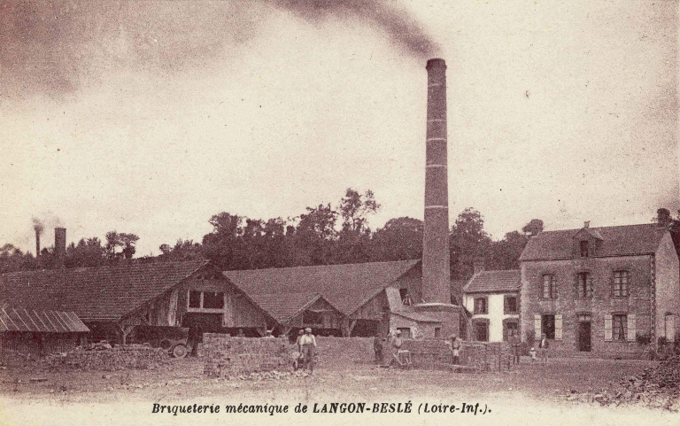 Vue générale sud-est de la briqueterie en activité (carte postale ancienne) ; La briqueterie de Langon au début du 20e siècle