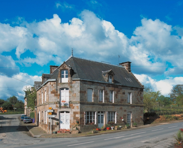 Le bourg, établissement de commerce : vue générale nord-ouest ; Vue générale nord-est ; Un établissement de commerce au carrefour des routes de Combourg et de Dingé : vue générale nord-est