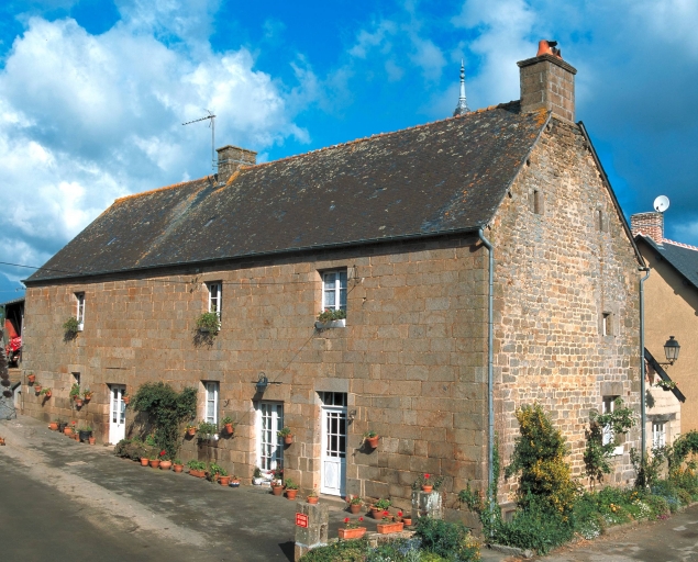 Le bourg, ferme dite des Planches : vue générale sud-est ; Vue générale sud-est ; Le bourg, ferme-manoir daté 1603 : vue générale sud-est