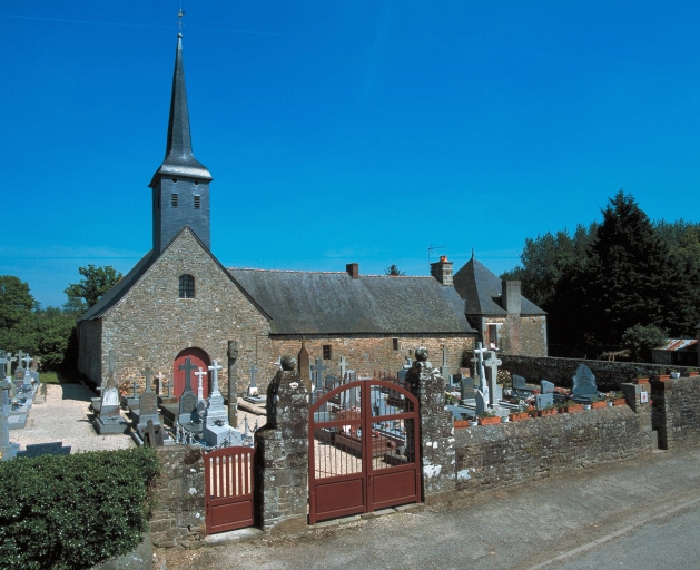 L'enclos paroissial : vue générale nord-ouest ; Vue générale nord-ouest ; L'église entourée de son cimetière : vue générale nord-ouest