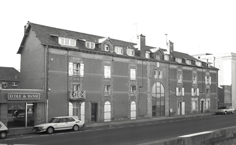 Vue générale nord. La travée centrale est percée d'une large porte cochère en plein cintre qui permettait d'accéder aux fours et à la cour. Une frise en céramique couronne les différentes façades.