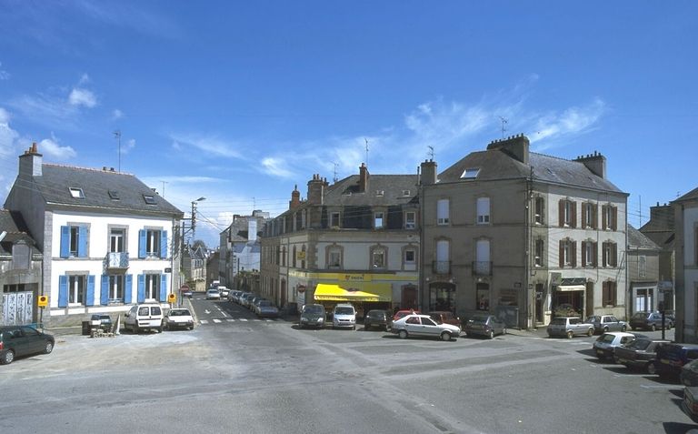 Vue générale vers l'est. ; Place Jean XXIII, vue générale vers le sud-ouest.