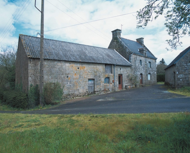 Vue générale sud-ouest de l'alignement ; Kerperh, ferme, vue générale sud-ouest.