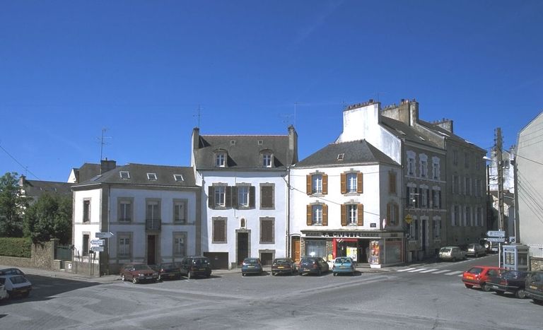 Vue générale vers le sud-ouest. ; Vue de la maison à l'angle de la place Jean XXIII et de la rue Richemont.