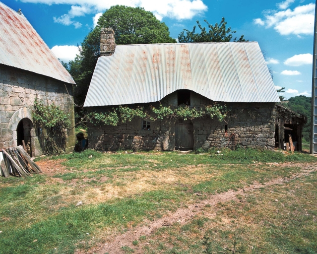 Vue générale sud-ouest ; Kerboulch, ferme, vue générale sud-ouest.