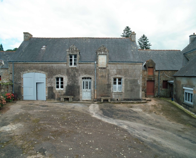 Vue générale ouest ; Au bourg, 12 place du marché, ferme, vue générale ouest.