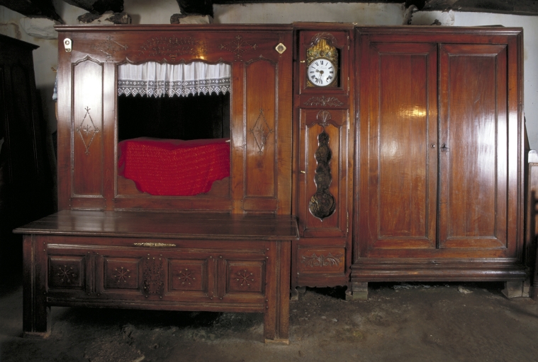 Alignement, vue générale ; Alignement de mobilier :lit-clos, banc-coffre, armoire