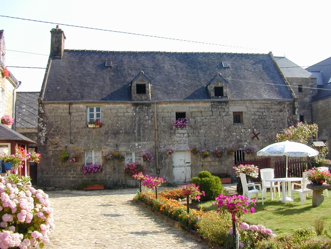 Vue générale sud-ouest ; Au bourg, ferme n°2 rue du Bot, vue générale sud-ouest.