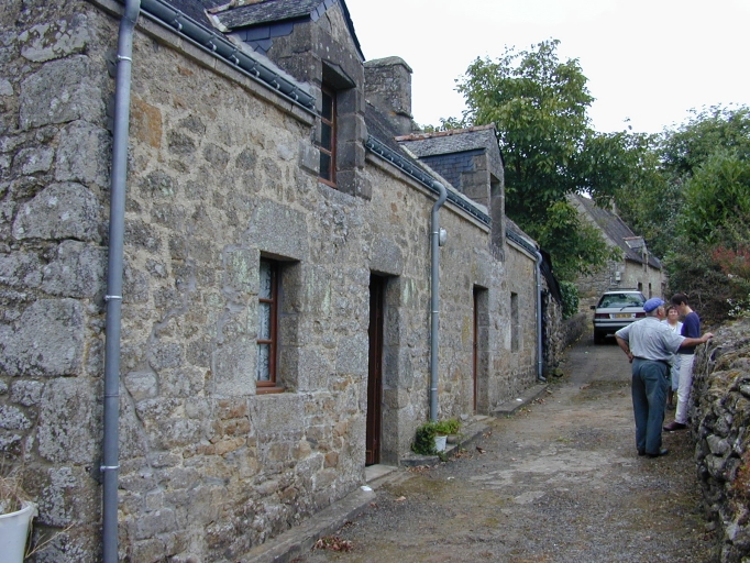 Vue générale du chemin longeant la partie sud du hameau.