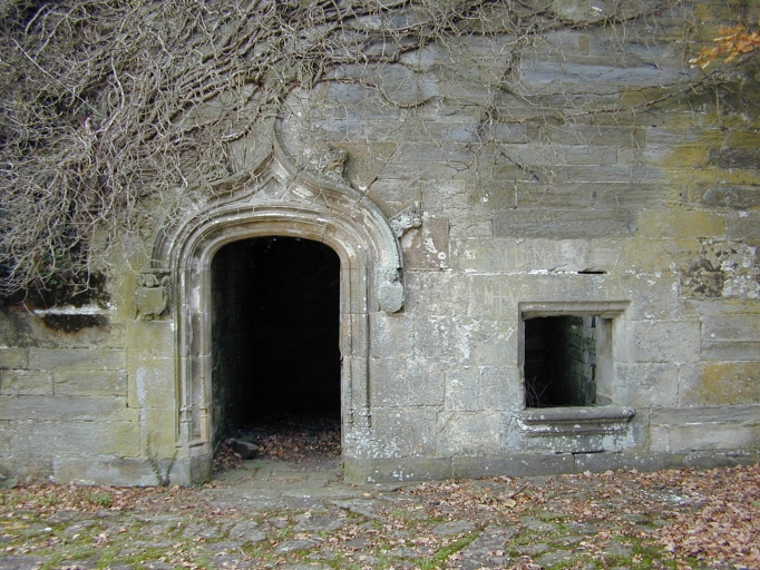 Porte et hagioscope de la chapelle seigneuriale, vue prise du choeur de la chapelle.